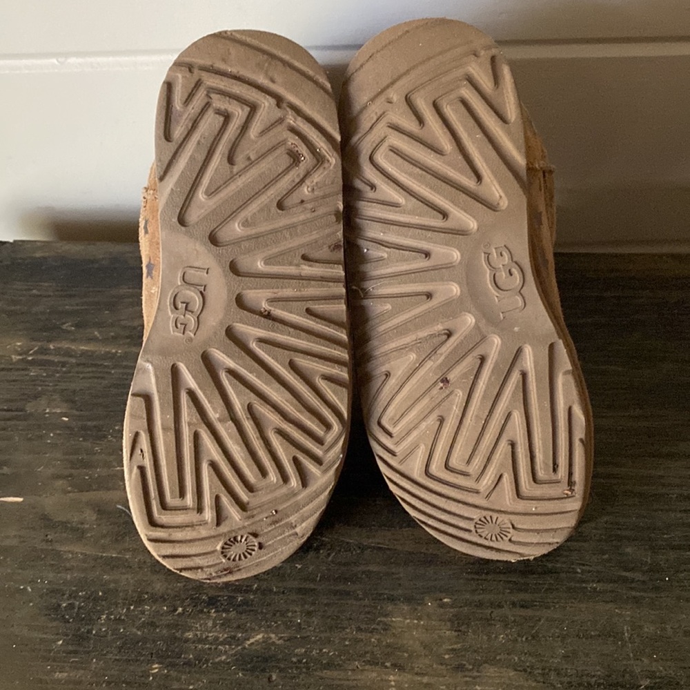Rare Find – UGG Classic Short II Stars Boot 
Size 4 (Big Kid) | Color: Chestnut - Picture 10 of 15